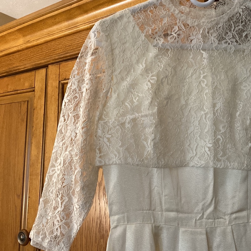 Handmade 1960’s Wedding gown. Mint condition. Worn 1 time. No stains or flaws. - Picture 14 of 16